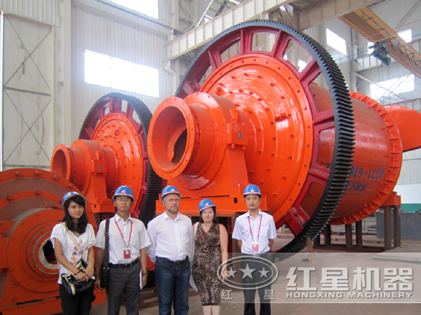 參觀紅星球磨機(jī)設(shè)備、生產(chǎn)車間的客戶