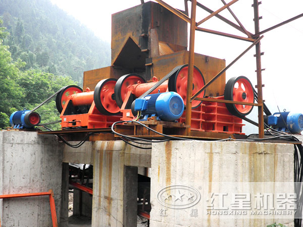 小型碎石機(jī)作業(yè)現(xiàn)場(chǎng)