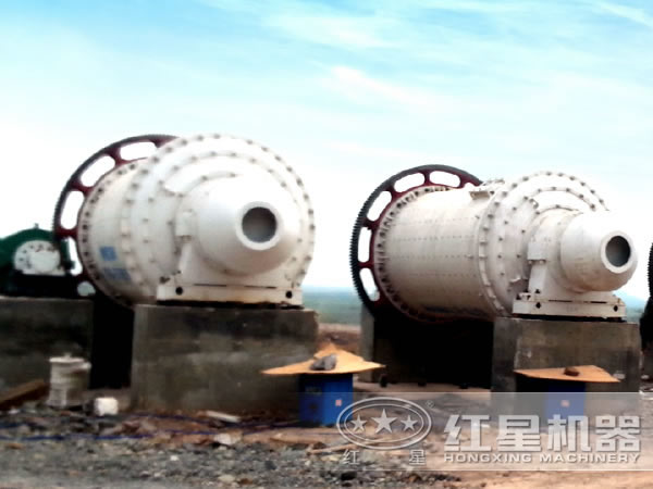 小型球磨機(jī)作業(yè)現(xiàn)場圖