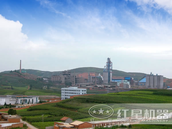 回轉(zhuǎn)窯現(xiàn)場(chǎng)遠(yuǎn)看圖