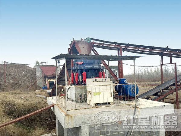 液壓圓錐破碎機(jī)作業(yè)現(xiàn)場(chǎng)圖