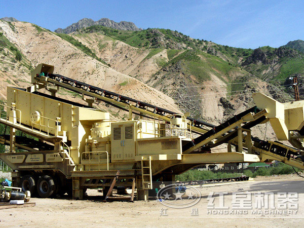 移動(dòng)式圓錐破碎機(jī)作業(yè)現(xiàn)場(chǎng)