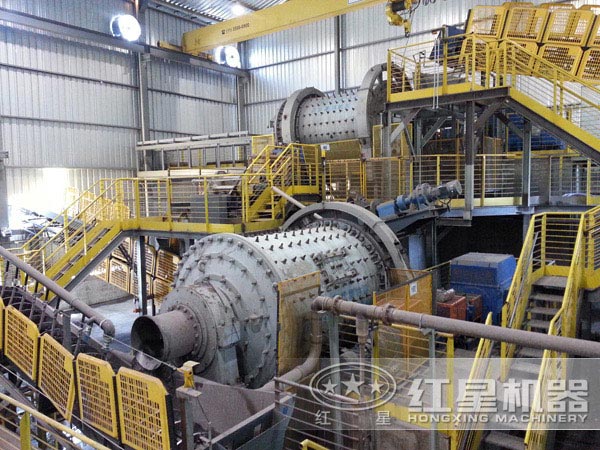 球磨機(jī)作業(yè)現(xiàn)場(chǎng)圖