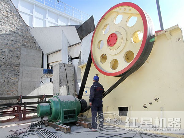 顎式破碎機調(diào)試現(xiàn)場