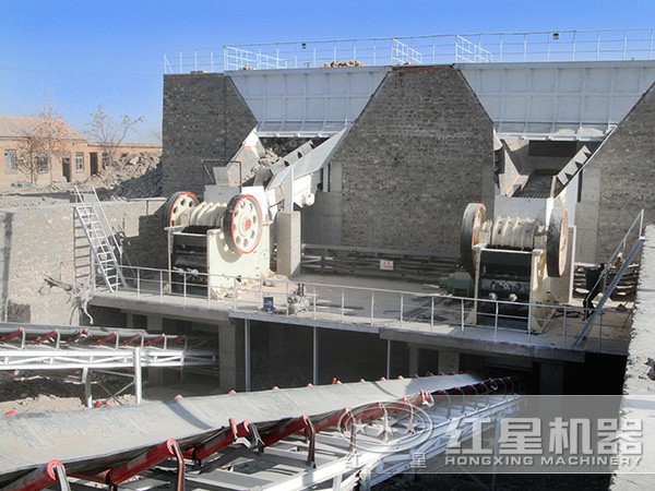 顎式破碎機生產(chǎn)現(xiàn)場