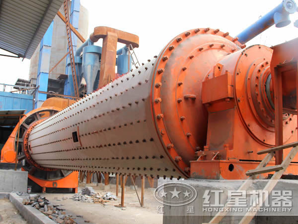 球磨機(jī)作業(yè)現(xiàn)場(chǎng)