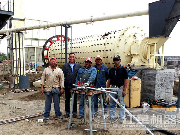 選礦生產(chǎn)線(xiàn)中球磨機(jī)作業(yè)現(xiàn)場(chǎng)