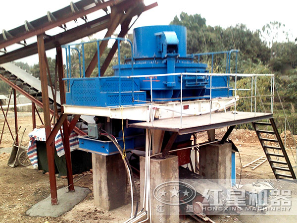 碎石機現(xiàn)場作業(yè)圖