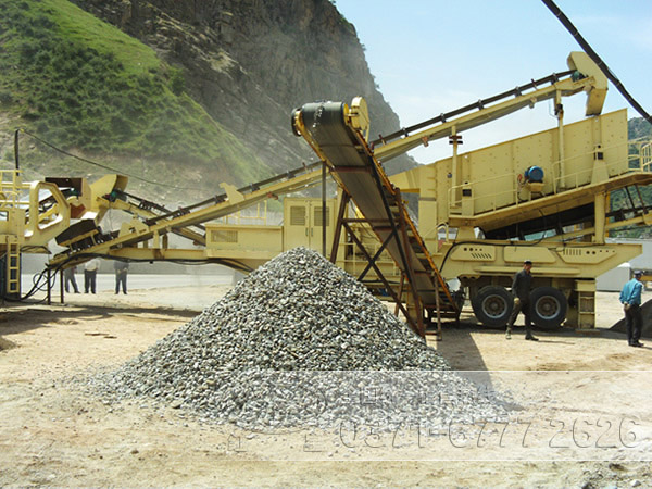 移動(dòng)破碎站垃圾處理現(xiàn)場(chǎng)